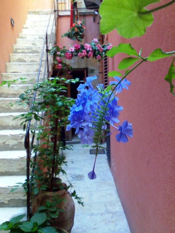 Apartamento Il Cortile Fiorito Trapani Exterior foto