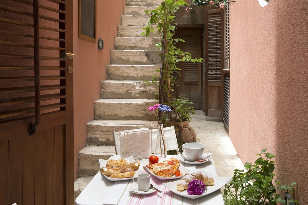 Apartamento Il Cortile Fiorito Trapani Exterior foto