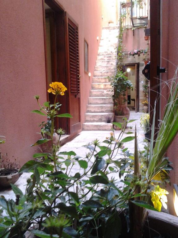Apartamento Il Cortile Fiorito Trapani Exterior foto